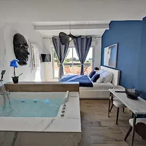 https://suites-jm-les-pins-marines-jacuzzi-vue-mer.fr-provencehotel.com